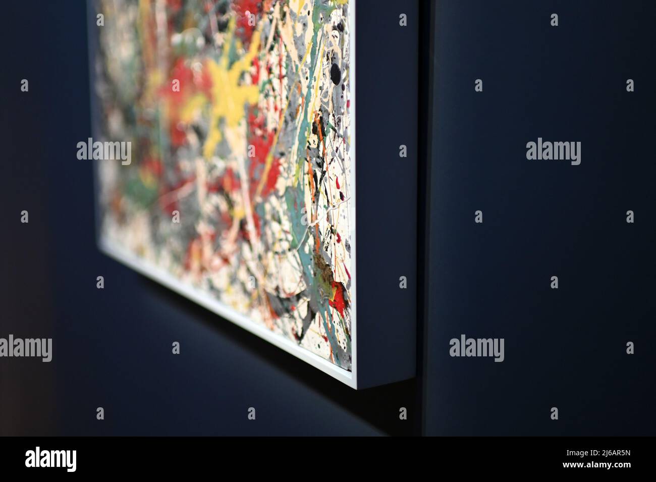 Angolo d’angolo del dipinto dell’artista Jackson Pollock intitolato “Number 31”, in mostra durante l’Anteprima Stampa d’Arte del 20th e del 21st secolo di Christie, New York, NY, 29 aprile 2022. (Foto di Anthony Behar/Sipa USA) Foto Stock
