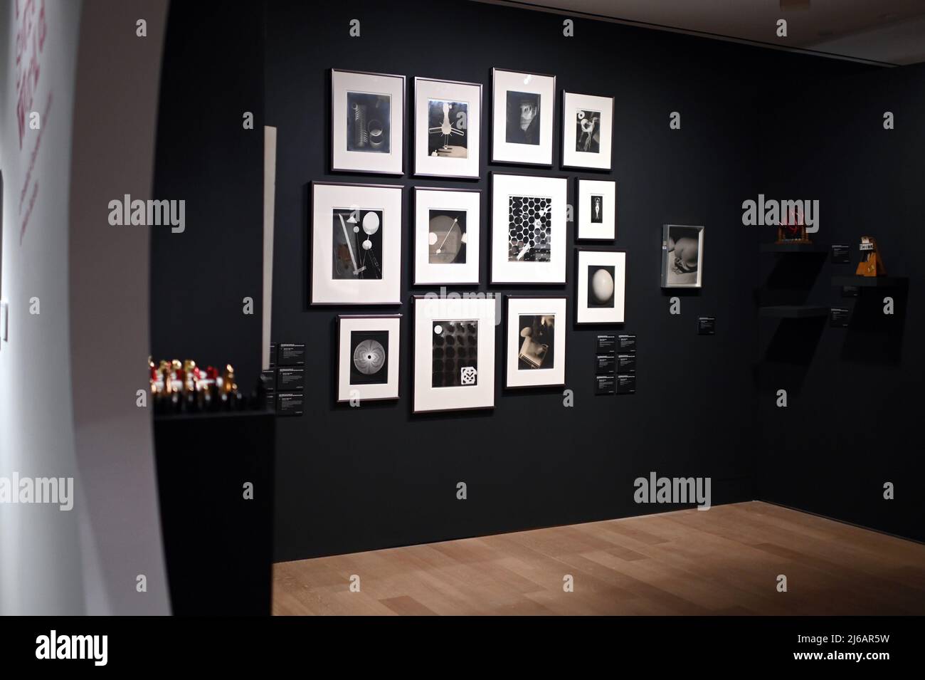 Una raccolta di fotografie dell'artista e fotografo Man Ray in mostra durante l'Art Press Preview di Christie's 20th e 21st Century, New York, NY, 29 aprile 2022. (Foto di Anthony Behar/Sipa USA) Foto Stock