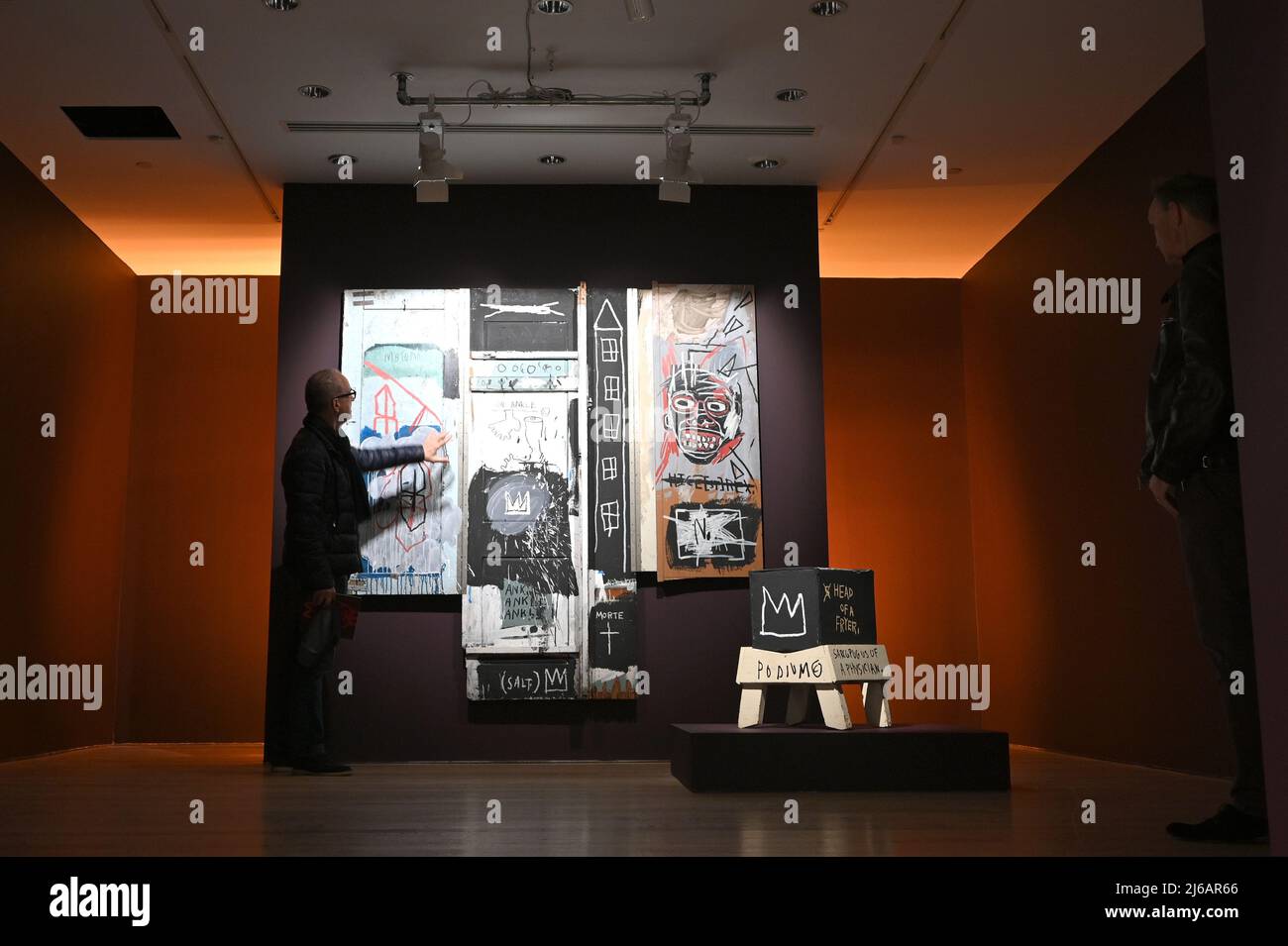 Un uomo guarda due opere d’arte dell’artista Jean-Michel Basquiat in mostra durante la giornata di anteprima della stampa artistica di Christie del 20th e del 21st secolo, New York, NY, 29 aprile 2022. (Foto di Anthony Behar/Sipa USA) Foto Stock