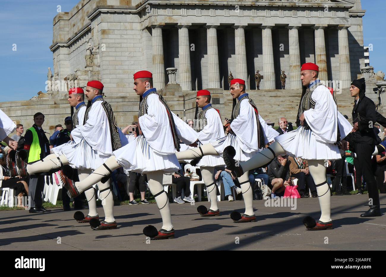 Melbourne Australia: Anzac Day Parade al Santuario della memoria. ANZAC' sta per Australian and New Zealand Army Corps. Soldati greci in marcia. Foto Stock