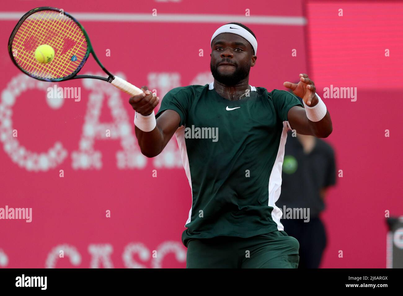 29 aprile 2022, Cascais, Portogallo: Frances Tiafoe of USA restituisce una palla ad Alejandro Davidovich Fokina di Spagna durante il torneo di tennis Millennium Estoril Open ATP 250, al Clube de Tenis do Estoril di Cascais, Portogallo, il 29 aprile 2022. (Credit Image: © Pedro Fiuza/ZUMA Press Wire) Foto Stock