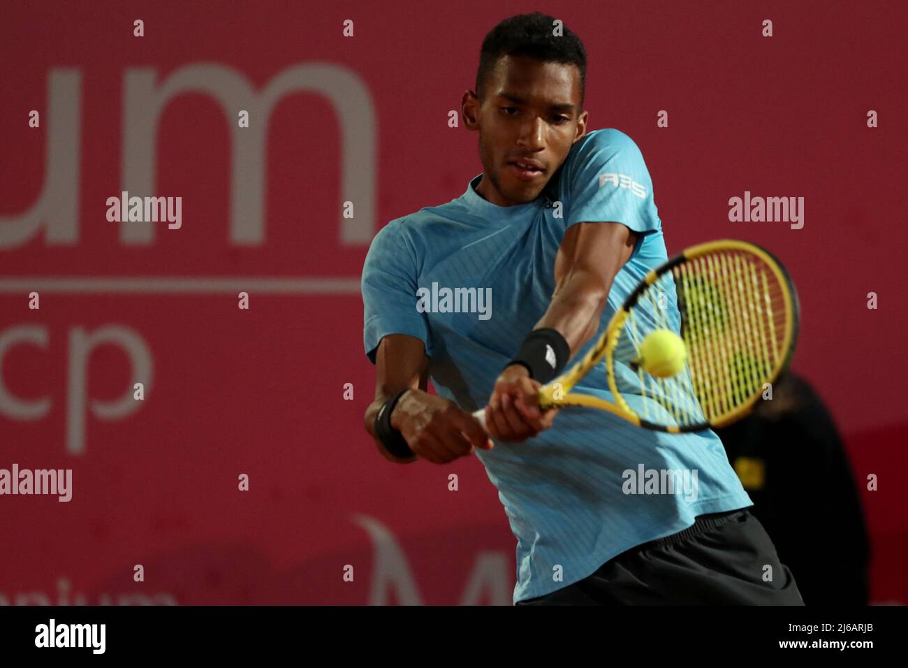 29 aprile 2022, Cascais, Portogallo: Felix Auger-Aliassime del Canada restituisce una palla a Sebastian Korda degli Stati Uniti durante il torneo di tennis Millennium Estoril Open ATP 250, al Clube de Tenis do Estoril di Cascais, Portogallo, il 29 aprile 2022. (Credit Image: © Pedro Fiuza/ZUMA Press Wire) Foto Stock