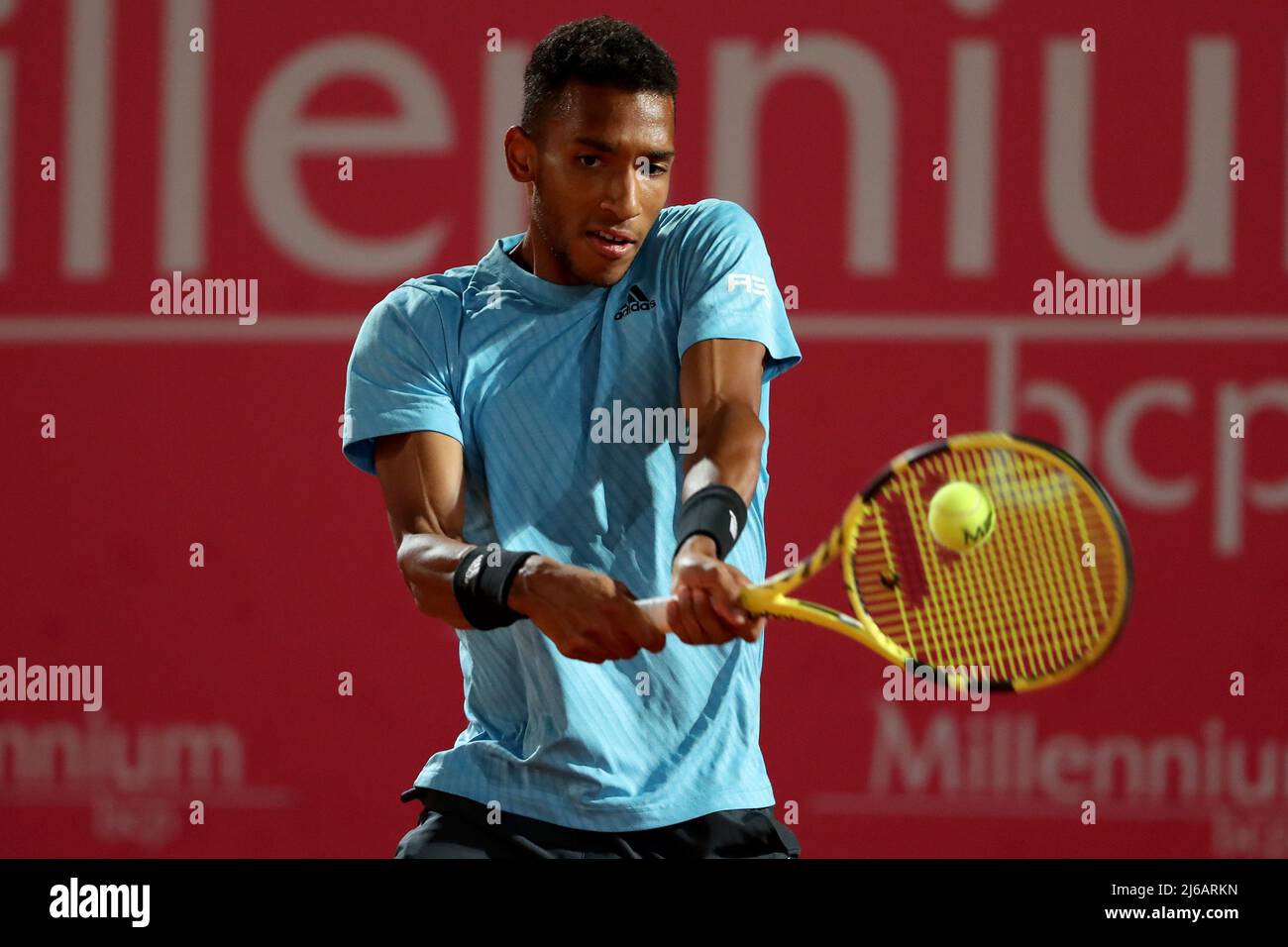 29 aprile 2022, Cascais, Portogallo: Felix Auger-Aliassime del Canada restituisce una palla a Sebastian Korda degli Stati Uniti durante il torneo di tennis Millennium Estoril Open ATP 250, al Clube de Tenis do Estoril di Cascais, Portogallo, il 29 aprile 2022. (Credit Image: © Pedro Fiuza/ZUMA Press Wire) Foto Stock