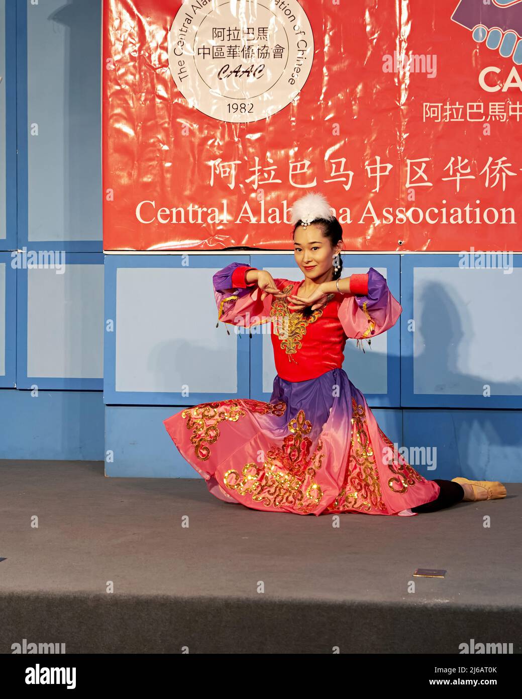 Ballerino cinese tradizionale con abbigliamento originale o costume per il Capodanno cinese presso la Central Alabama Association of Chinese Montgomery Alabama Foto Stock