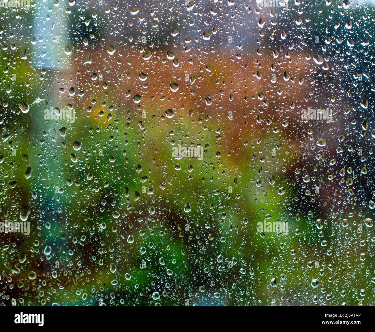 Gocce di pioggia su una finestra Foto Stock