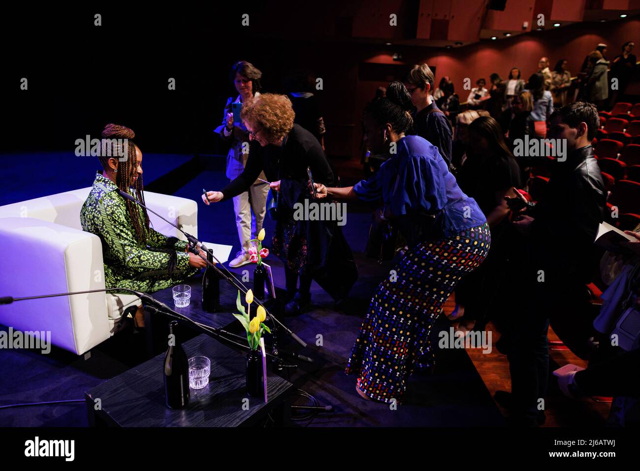 Lubiana, Slovenia. 29th Apr 2022. Lo scrittore Chimamanda Ngozi Adichie firma libri al Fabula Letteratura del festival mondiale di Lubiana. Il premiato autore nigeriano ha parlato del suo libro Notes on Grief. Credit: SOPA Images Limited/Alamy Live News Foto Stock