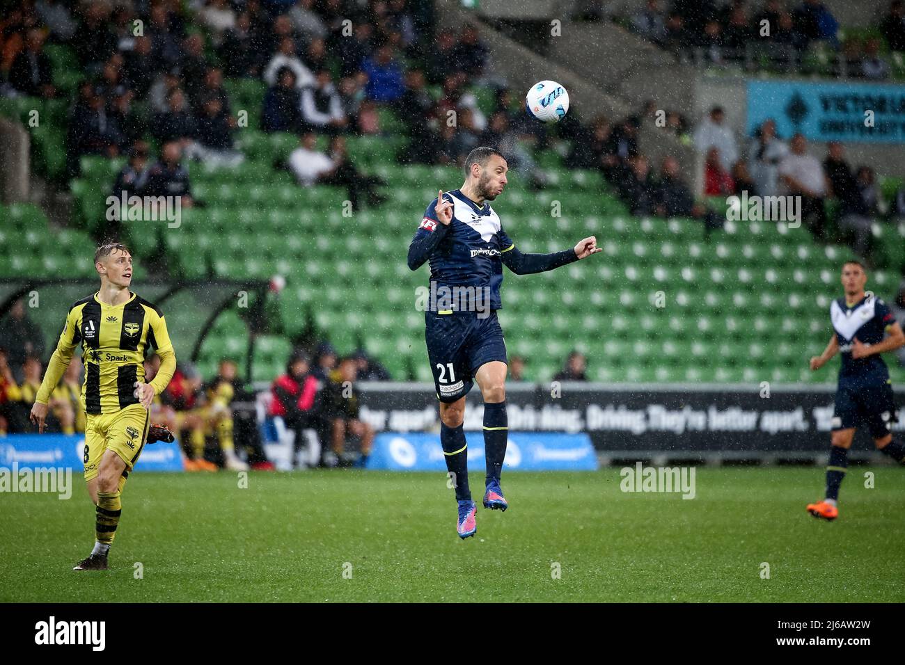 Melbourne, Australia, 29 aprile 2022. Roderick Miranda della Vittoria di Melbourne dirige la palla durante la partita di calcio Della A-League tra Melbourne Victory e Wellington Phoenix all'AAMI Park il 29 aprile 2022 a Melbourne, Australia. Credit: Dave Hewison/Speed Media/Alamy Live News Foto Stock