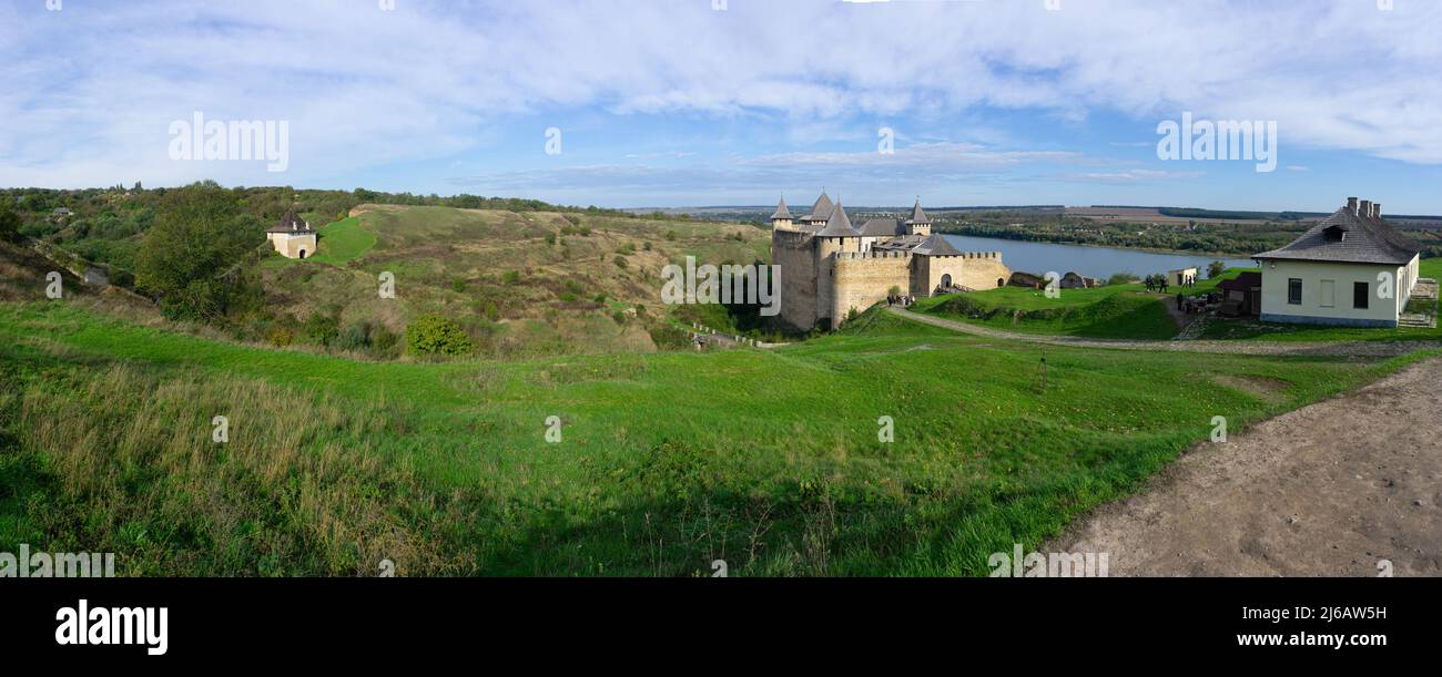 Khotyn, Chernivtsi Oblast (provincia) dell'Ucraina occidentale sep 02, 2021. Panorama della Fortezza di Khotyn è un complesso fortificato situato sulla destra Foto Stock