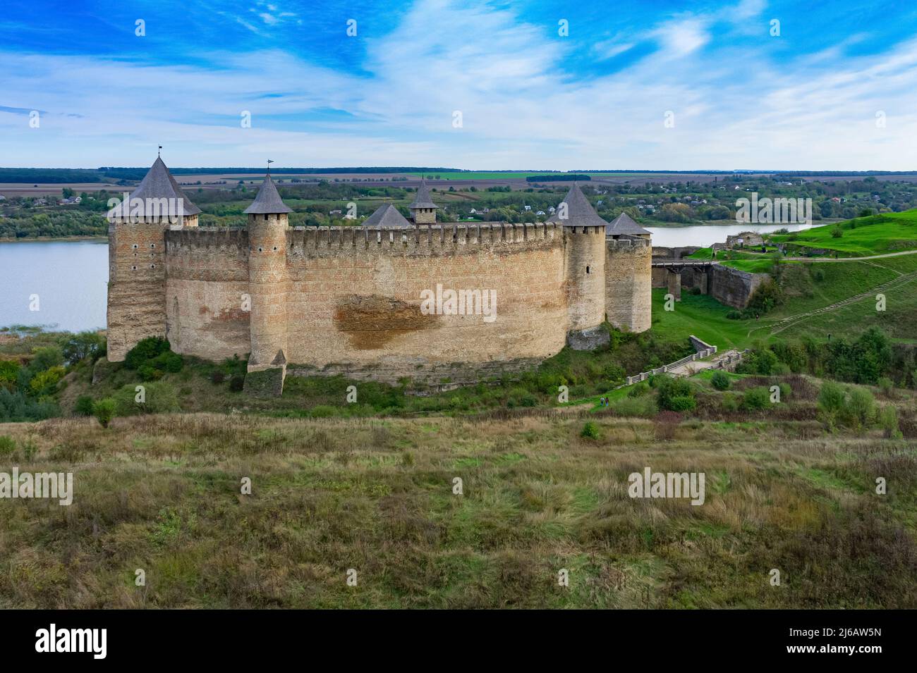 La fortezza di Khotyn è un complesso fortificato situato sulla riva destra del fiume Dniester a Khotyn, Chernivtsi Oblast (provincia) di Ukra occidentale Foto Stock