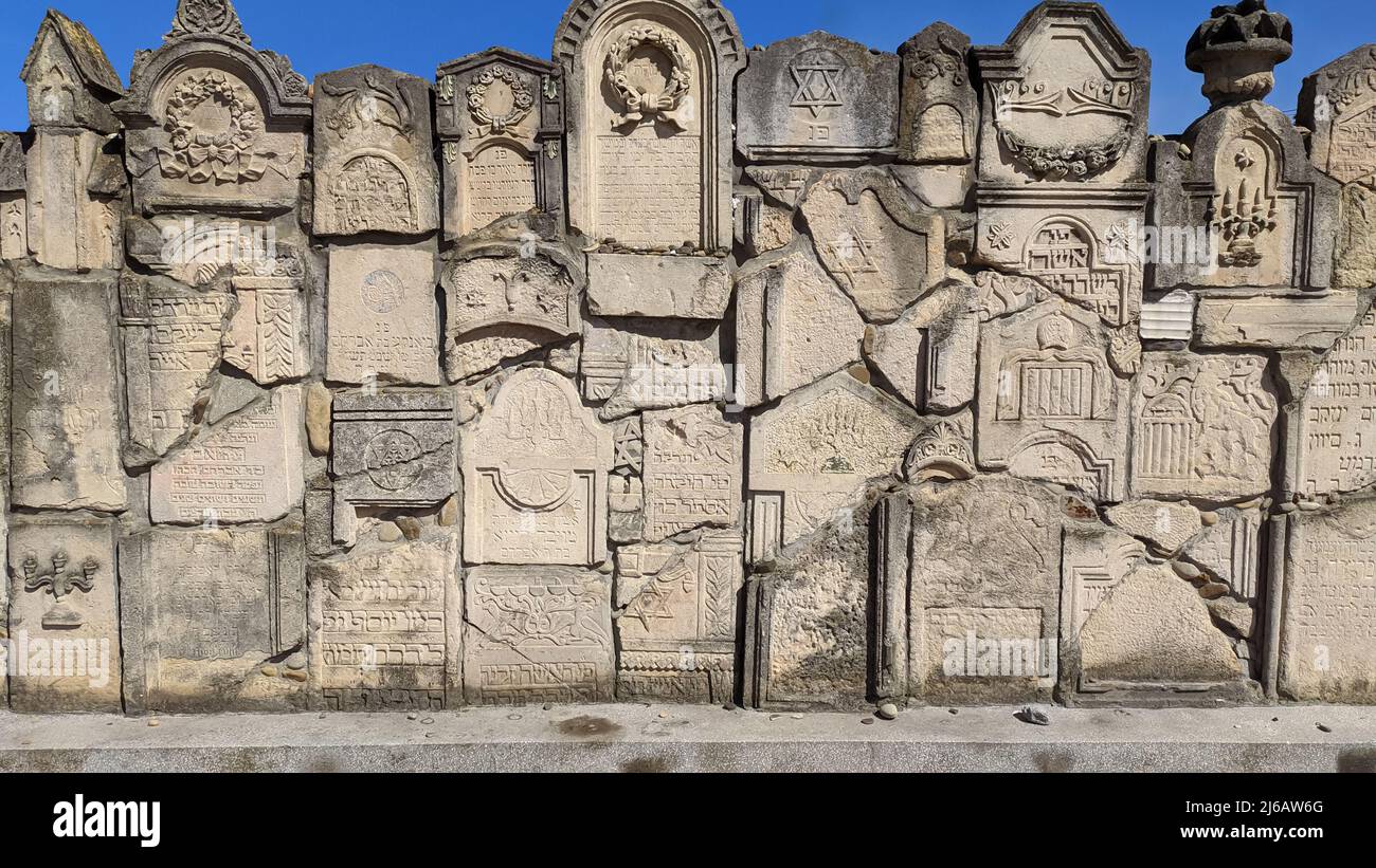 Chernivtsi, Ucraina 02 agosto 2021 Muro commemorativo nel cimitero ebraico. Muro commemorativo costruito di frammenti di lapidi Foto Stock