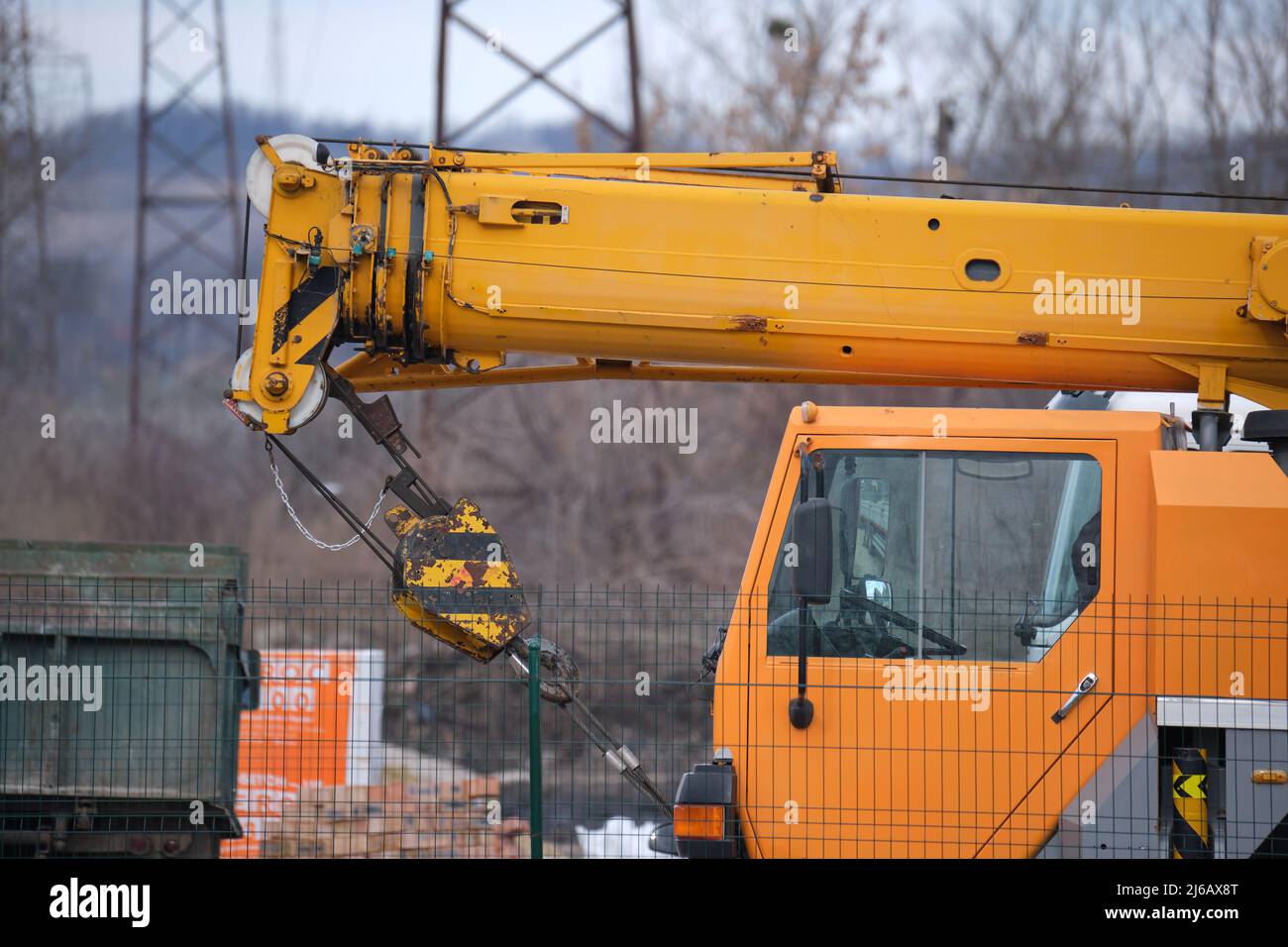 Gru di sollevamento mobile per impieghi gravosi in cantiere. Foto Stock