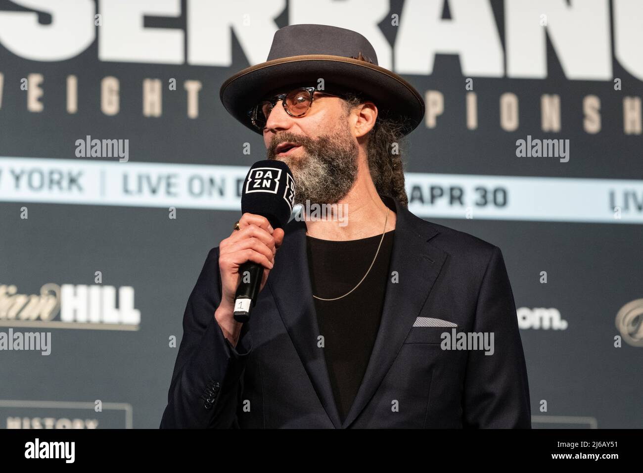 New York, NY - 29 aprile 2022: L'annunciatore dell'anello David Diamante parla durante la cerimonia di Weigh-in che conduce alla lotta di Katie Taylor e di Amanda Serrano al teatro di Hulu a MSG Foto Stock