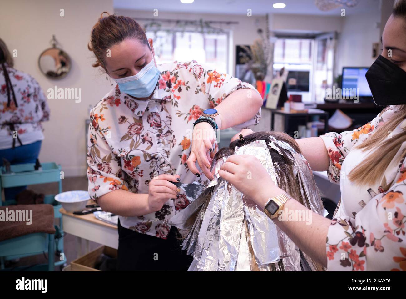 Donna tinge i capelli in un barbiere, il processo di tintura i capelli con la lamina. Foto Stock