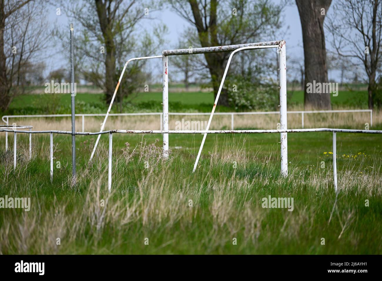 Zorbig, Germania. 29th Apr 2022. 29 aprile 2022, Sassonia-Anhalt, Zörbig: Un obiettivo di calcio si svezzano su un ex campo di calcio. La tendenza verso un netto declino dell'appartenenza ai club sportivi della Sassonia-Anhalt sembra essersi per il momento arrestata. All'inizio del 2022, circa 346.000 atleti sono stati organizzati in circa 3.000 club, un portavoce della federazione sportiva statale annunciato. Foto: Heiko Rebsch/dpa Credit: dpa Picture Alliance/Alamy Live News Foto Stock