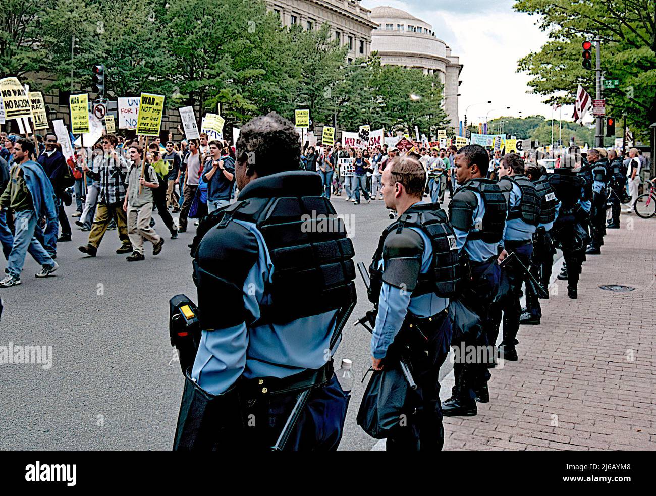 WASHINGTON DC - 20 APRILE 2002Immigration marzo di protesta dei diritti a Washington DC. DC polizia disobbedienza civile squadra (squadra di sommosse) si allinea pronto per l'azione durante un raduno di protesta immigrazione. Al 14th e Penn Ave. NW Freedom plaza. Credito: Mark Reinstein/MediaPunch Foto Stock