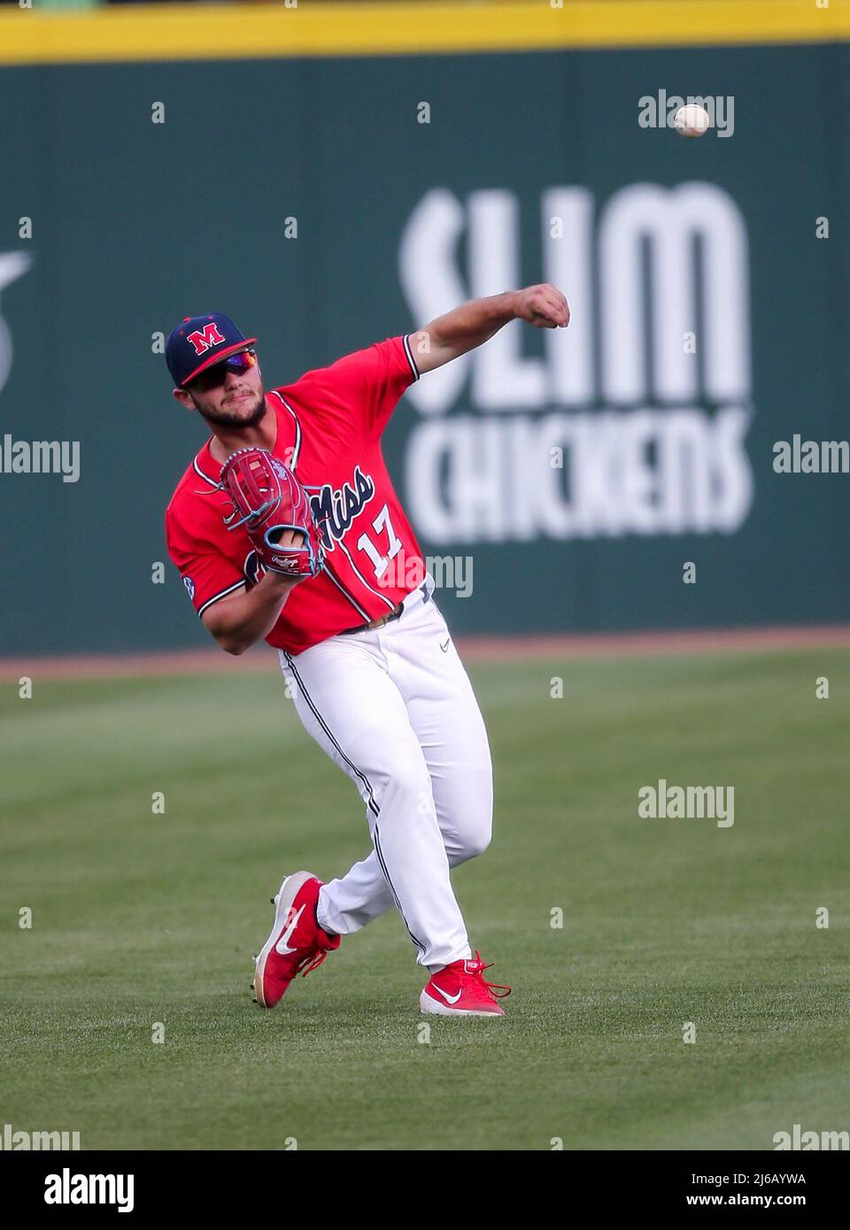Arkansas, Stati Uniti. 29th Apr 2022. 29 aprile 2022: John Kramer #17 di Ole Miss fa un tiro dal campo esterno di nuovo nel campo interno. OLE Miss ha sconfitto Arkansas 4-2 a Fayetteville, AR, Richey Miller/CSM credito: CAL Sport Media/Alamy Live News Foto Stock