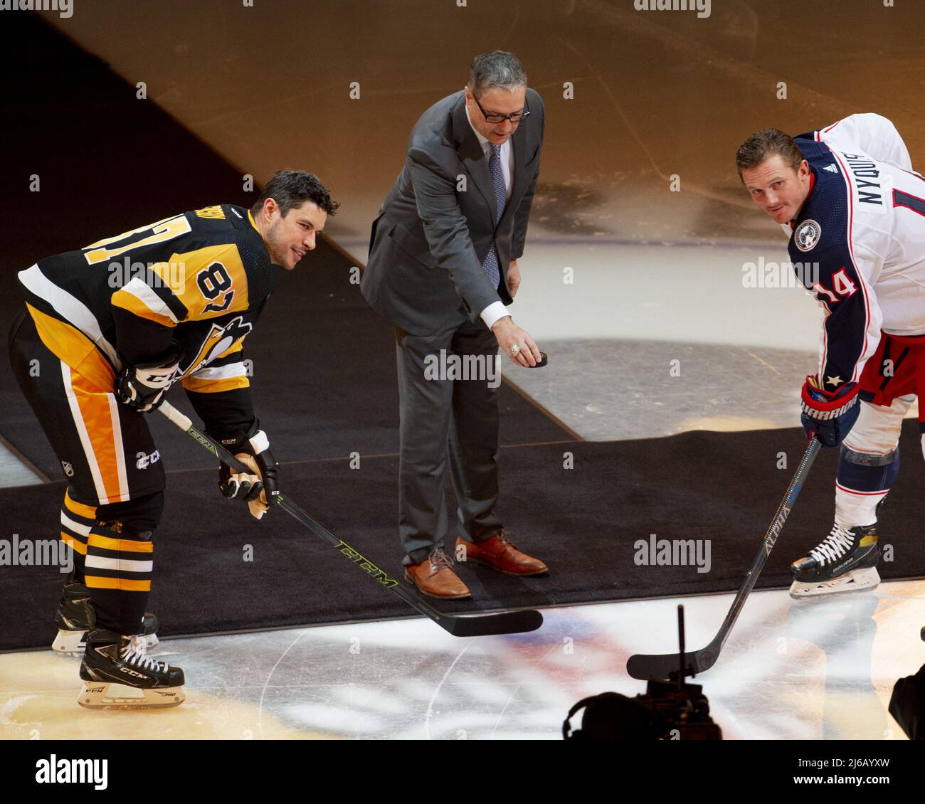 Il CEO di Pinguins Outgoing David Moorehouse lascia il puck cerimoniale tra Pens Sidney Crosby (87) e Columbus Blue Jackets Center Gustav Nyquist (14) prima dell'inizio del Pens 5-3 vince le Columbus Blue Jackets alla PPG Paints Arena di Pittsburgh venerdì 29 aprile 2022. Foto di Archie Carpenter/UPI Credit: UPI/Alamy Live News Foto Stock