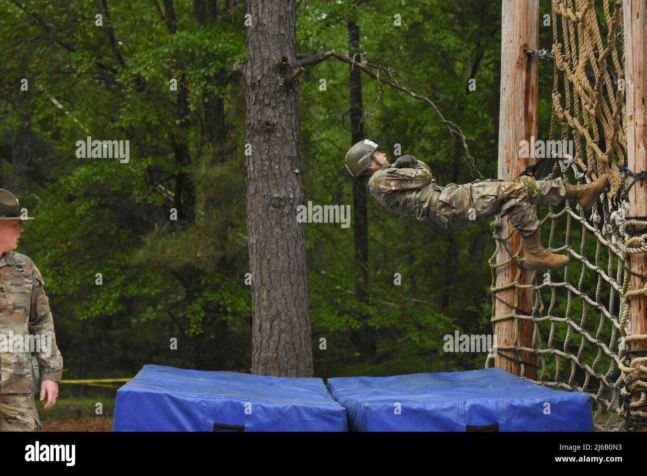 14 aprile 2022 - Fort Benning, Georgia, USA - Un tirocinante di base completa gli ostacoli al corso di fiducia di Fort Benning, 14 aprile 2022. I tirocinanti e i perforatori hanno condotto il corso di fiducia su team con influencer sui social media Michelle Khare e Austen Alexander come parte di un tour influencer ospitato dalla Brigata di marketing e coinvolgimento dell'esercito degli Stati Uniti. (Credit Image: © U.S. Army/ZUMA Press Wire Service/ZUMAPRESS.com) Foto Stock