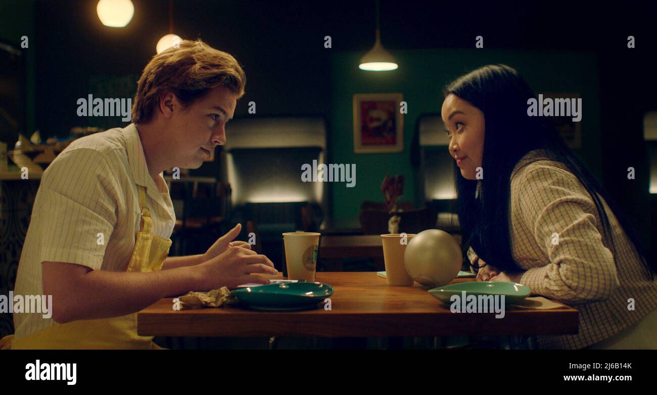 DATA DI RILASCIO: 31 marzo 2022. TITOLO: Moonshot. CASA DI PRODUZIONE: New Line Cinema. DIRETTORE: Christopher Winterbauer. TRAMA: Questa commedia romantica con un tocco segue due studenti universitari mentre si uniscono le forze per essere riuniti con gli altri significativi, intraprendendo un viaggio vivace che li porta selvaggiamente fuori corso. PROTAGONISTI: Cole Sprouse e Lana Condor. (Credit Image: © New Line Cinema/Entertainment Pictures) Foto Stock