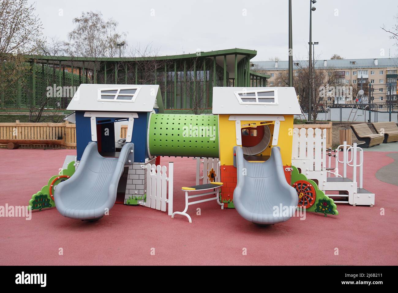 Cortile interno con patio e parco giochi per bambini Foto stock - Alamy