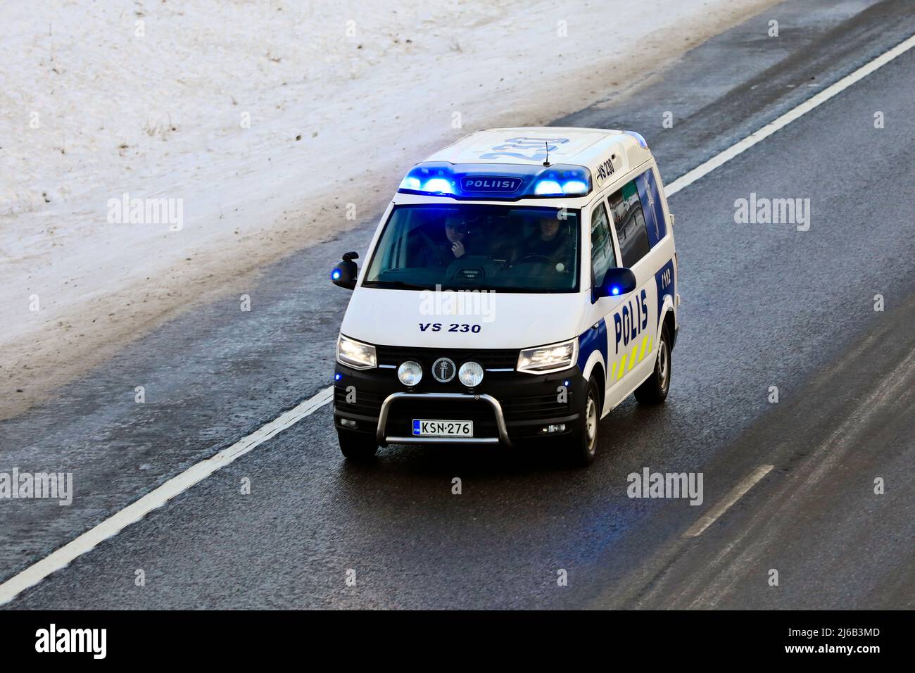 Veicolo di polizia a velocità in autostrada per chiamate di emergenza, luci blu lampeggianti. Salo, Finlandia. Dicembre 31, 2021. Foto Stock