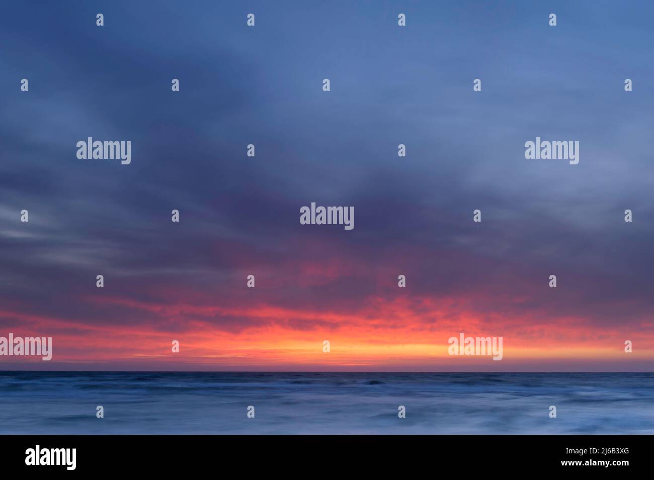 Bellissimo tramonto sull'oceano, che si riflette nell'acqua Foto Stock