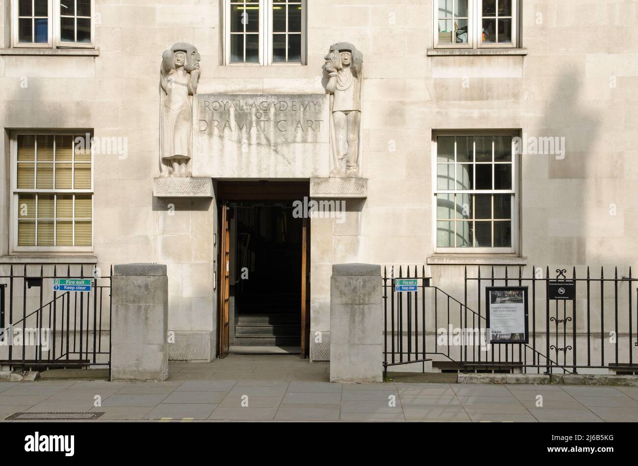 Londra, Regno Unito - 21 marzo 2022: Ingresso principale alla Royal Academy of Dramic Art - RADA - su Gower Street, Camden, nel centro di Londra. Una scultura sopra la Th Foto Stock