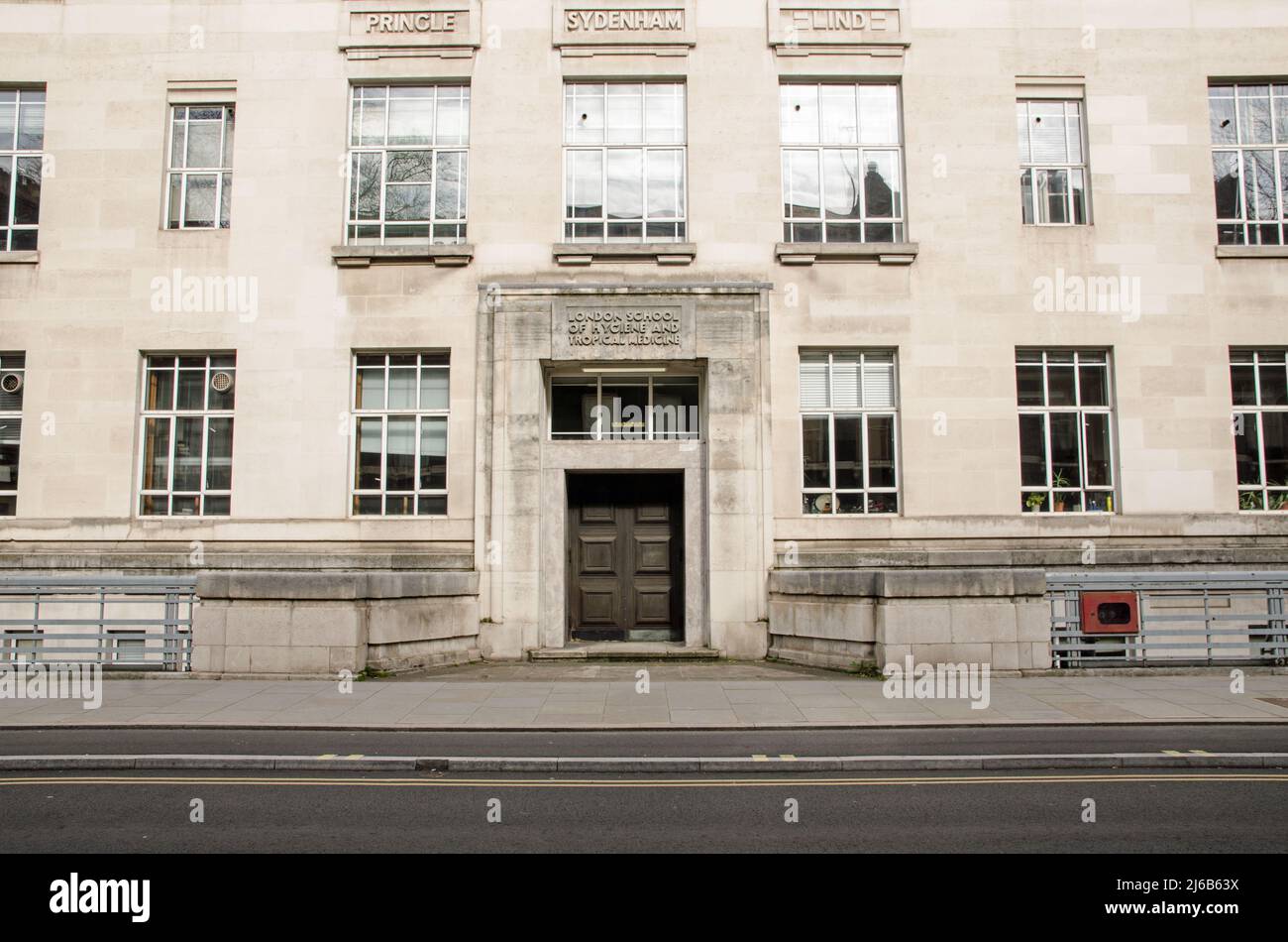 Londra, UK - 21 marzo 2022: Ingresso di Gower Street alla famosissima London School of Hygiene and Tropical Medicine, parte dell'Università di Londo Foto Stock