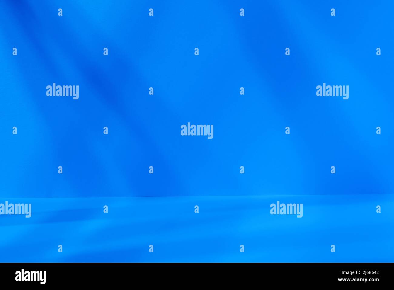 Spazio vuoto blu studio con profonda ombra artistica. Concetto di spazio minimalista Foto Stock