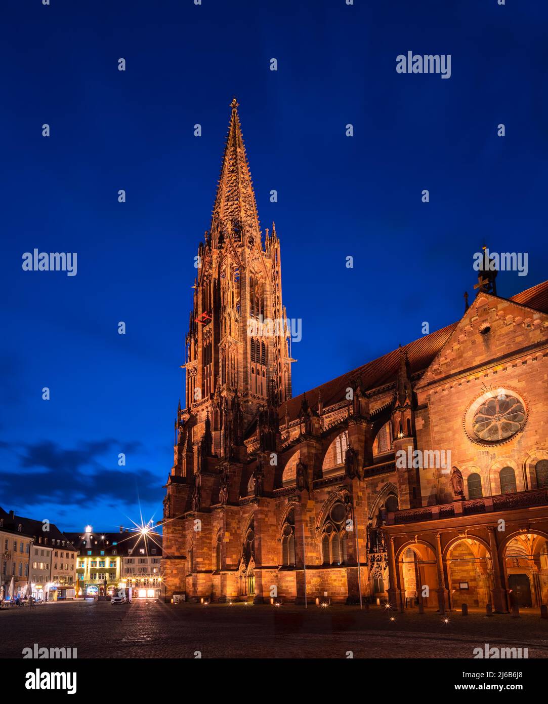 Freiburg Minster è la cattedrale di Freiburg im Breisgau, Germania sud-occidentale - foto verticale in ora blu Foto Stock