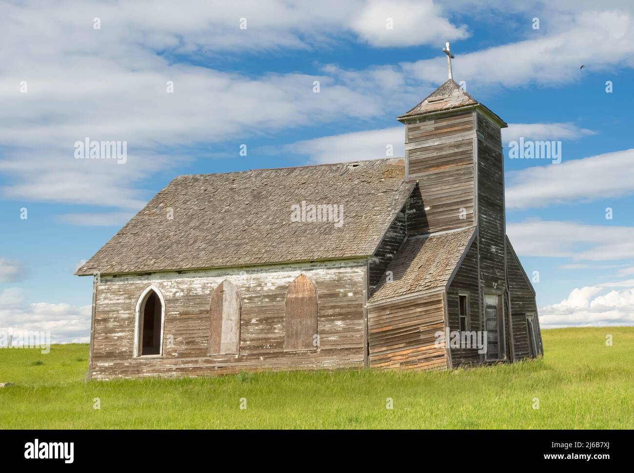 Un incredibile pezzo di storia americana nella città fantasma di Arena. Una chiesa abbandonata e anche una scuola che cadono in rovina. Così pittoresco! Foto Stock