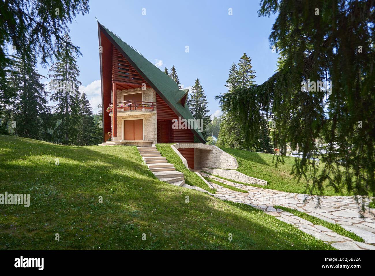 ZABLJAK, MONTENEGRO - 27 LUGLIO 2021: Carino campeggio nella foresta per i turisti Foto Stock