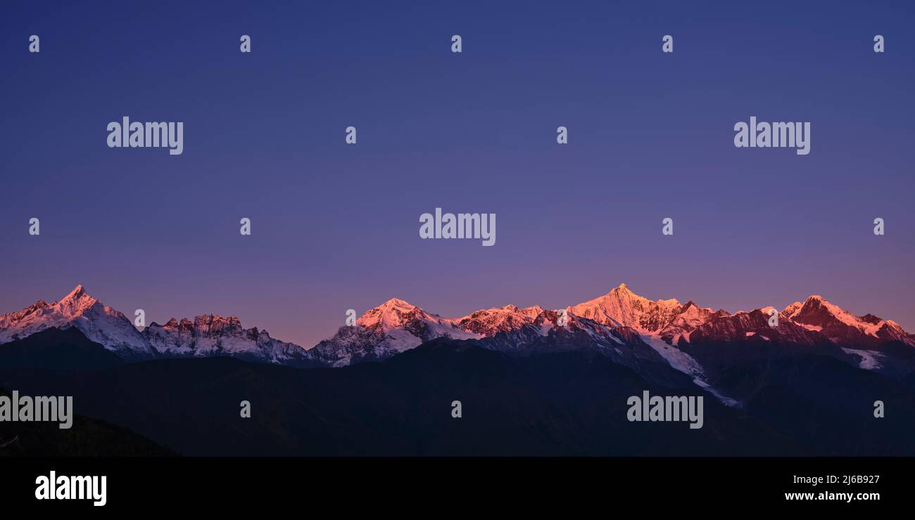 kawabego picco della montagna di neve meili all'alba nella provincia di yunnan, cina Foto Stock