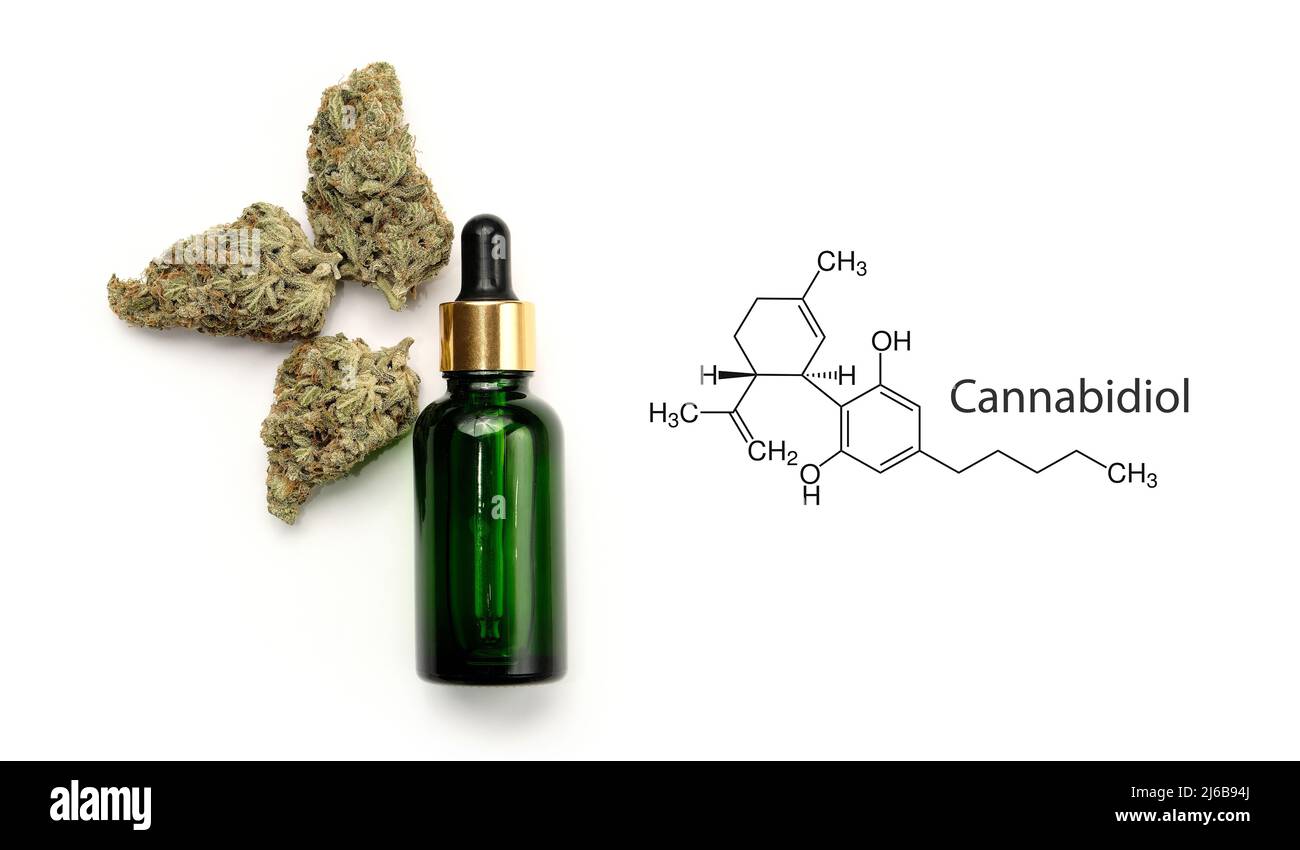 Olio CBD con formula chimica medica a struttura molecolare Cannabidiol. Estratto di cannabis medicinale in bottiglia cosmetica, layout su sfondo bianco, iso Foto Stock