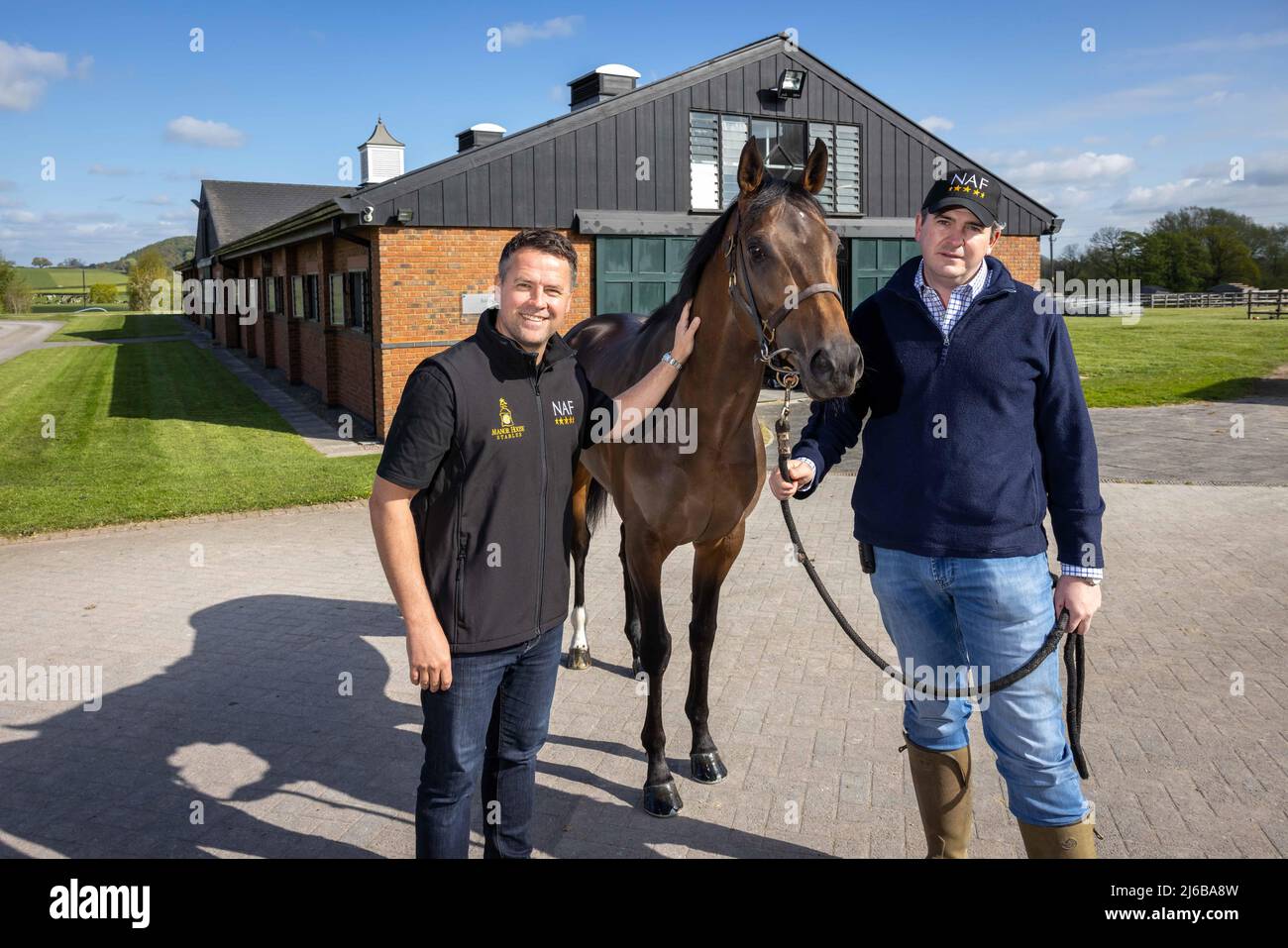 Manor House Stables, Malpas, Cheshire. PIC mostra Michael Owen e l'allenatore Hugo Palmer con il cavallo MR McCann. Foto Stock