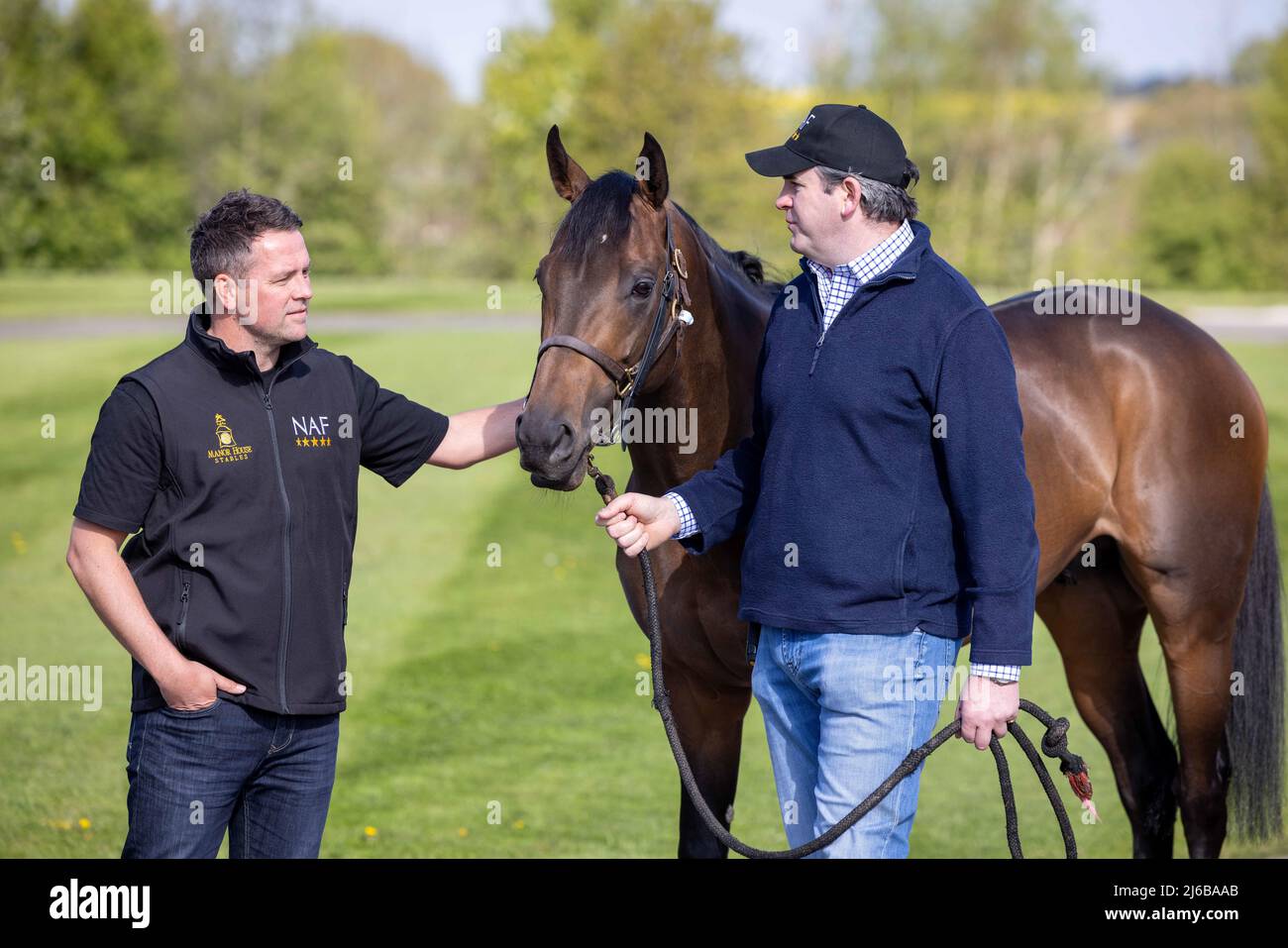 Manor House Stables, Malpas, Cheshire. PIC mostra Michael Owen e l'allenatore Hugo Palmer con il cavallo MR McCann. Foto Stock