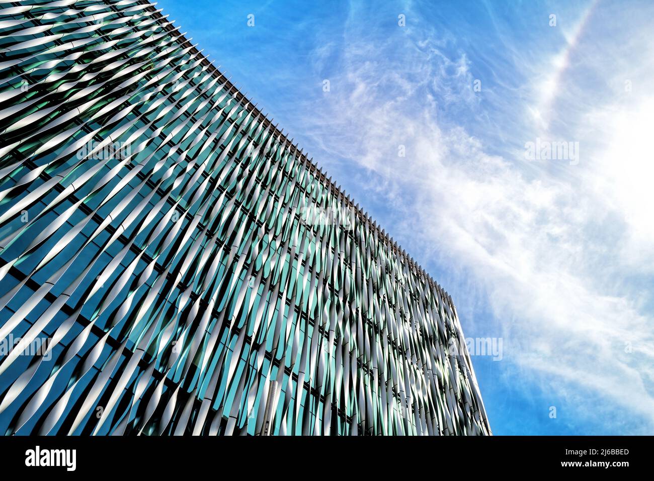 Londra, UK - 18 Aprile 2022: Il moderno edificio del Monumento Skanska a Pudding Lane, costruito per complimentarsi con il Monumento adiacente al grande incendio di Londo Foto Stock