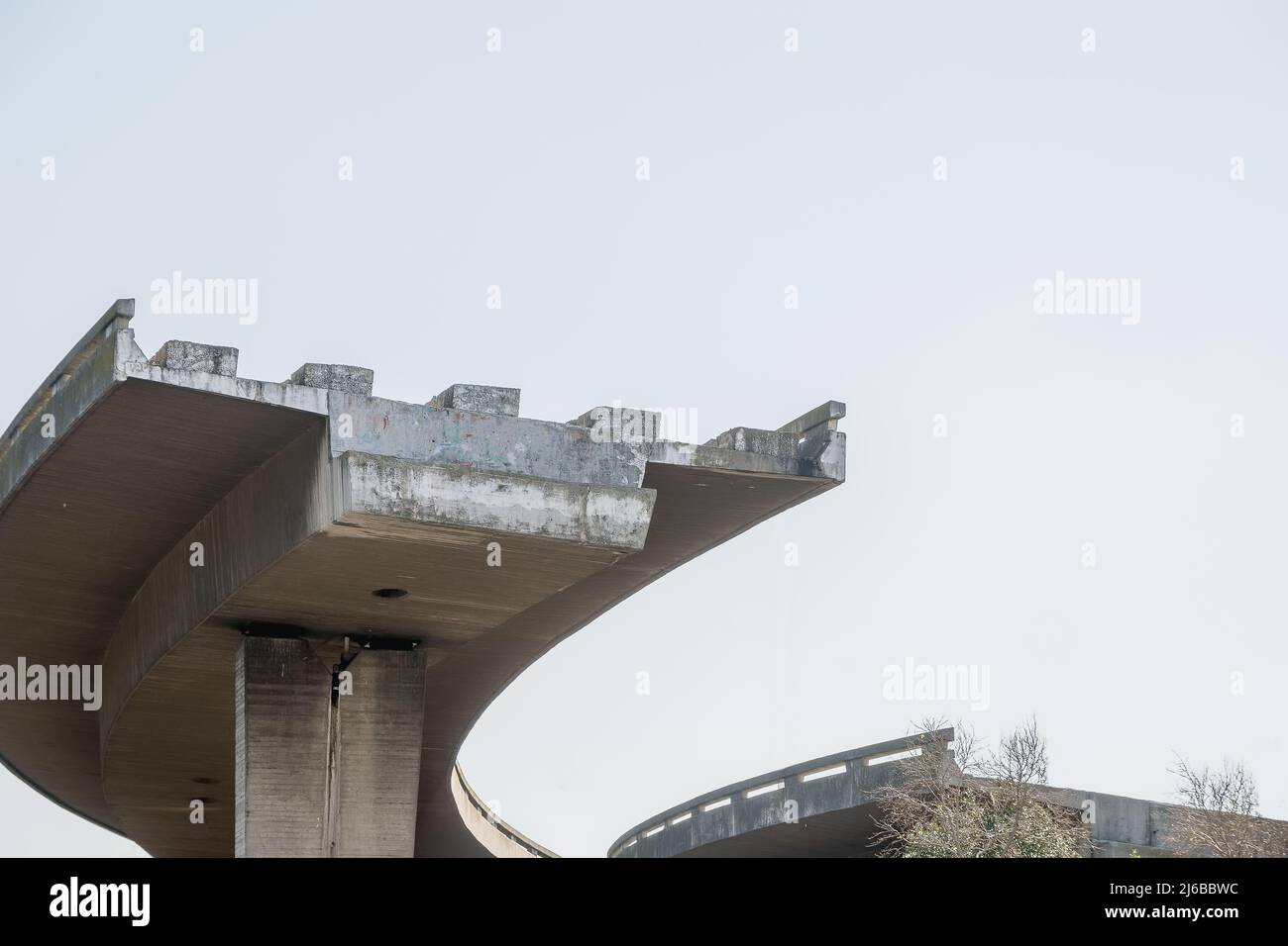 Alcune autostrade non vengono completate perché il budget è esaurito o perché la pianificazione cambia. Ciò porta alla situazione bizzarra che un viadotto di Foto Stock