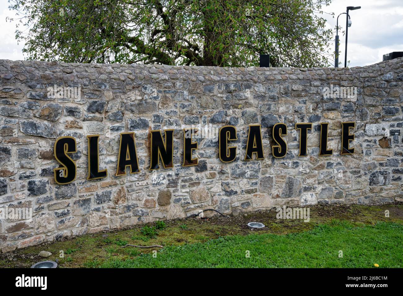 Slane, Irlanda - 19 aprile 2022: Il cartello all'ingresso principale per Slane Castle in Irlanda Foto Stock