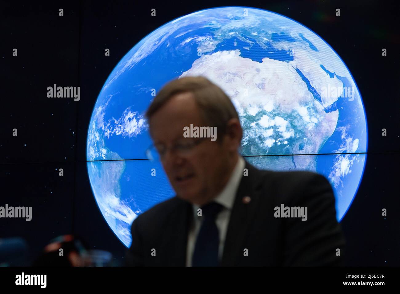 29 aprile 2022, Hessen, Darmstadt: Johann-Dietrich Wörner, Coordinatore spaziale dell'Assia, parla all'Organizzazione europea per lo sfruttamento dei satelliti meteorologici (EUMETSAT) dopo una riunione del governo dello Stato dell'Assia. EUMETSAT è un'organizzazione intergovernativa che gestisce i satelliti meteorologici. Foto: Sebastian Gollnow/dpa Foto Stock