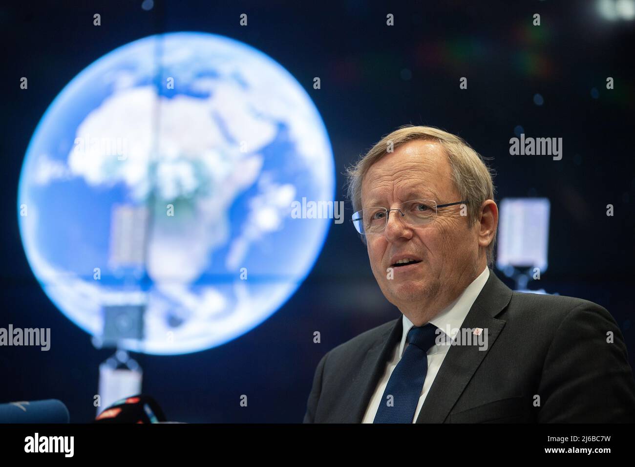 29 aprile 2022, Hessen, Darmstadt: Johann-Dietrich Wörner, Coordinatore spaziale dell'Assia, parla all'Organizzazione europea per lo sfruttamento dei satelliti meteorologici (EUMETSAT) dopo una riunione del governo dello Stato dell'Assia. EUMETSAT è un'organizzazione intergovernativa che gestisce i satelliti meteorologici. Foto: Sebastian Gollnow/dpa Foto Stock
