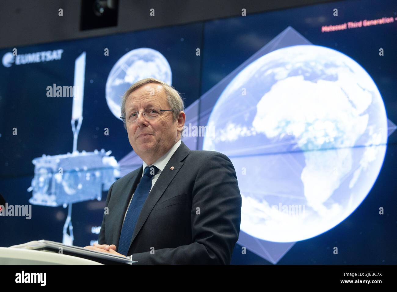 29 aprile 2022, Hessen, Darmstadt: Johann-Dietrich Wörner, Coordinatore spaziale dell'Assia, parla all'Organizzazione europea per lo sfruttamento dei satelliti meteorologici (EUMETSAT) dopo una riunione del governo dello Stato dell'Assia. EUMETSAT è un'organizzazione intergovernativa che gestisce i satelliti meteorologici. Foto: Sebastian Gollnow/dpa Foto Stock