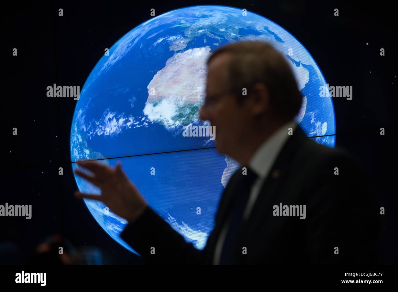 29 aprile 2022, Hessen, Darmstadt: Johann-Dietrich Wörner, Coordinatore spaziale dell'Assia, parla all'Organizzazione europea per lo sfruttamento dei satelliti meteorologici (EUMETSAT) dopo una riunione del governo dello Stato dell'Assia. EUMETSAT è un'organizzazione intergovernativa che gestisce i satelliti meteorologici. Foto: Sebastian Gollnow/dpa Foto Stock