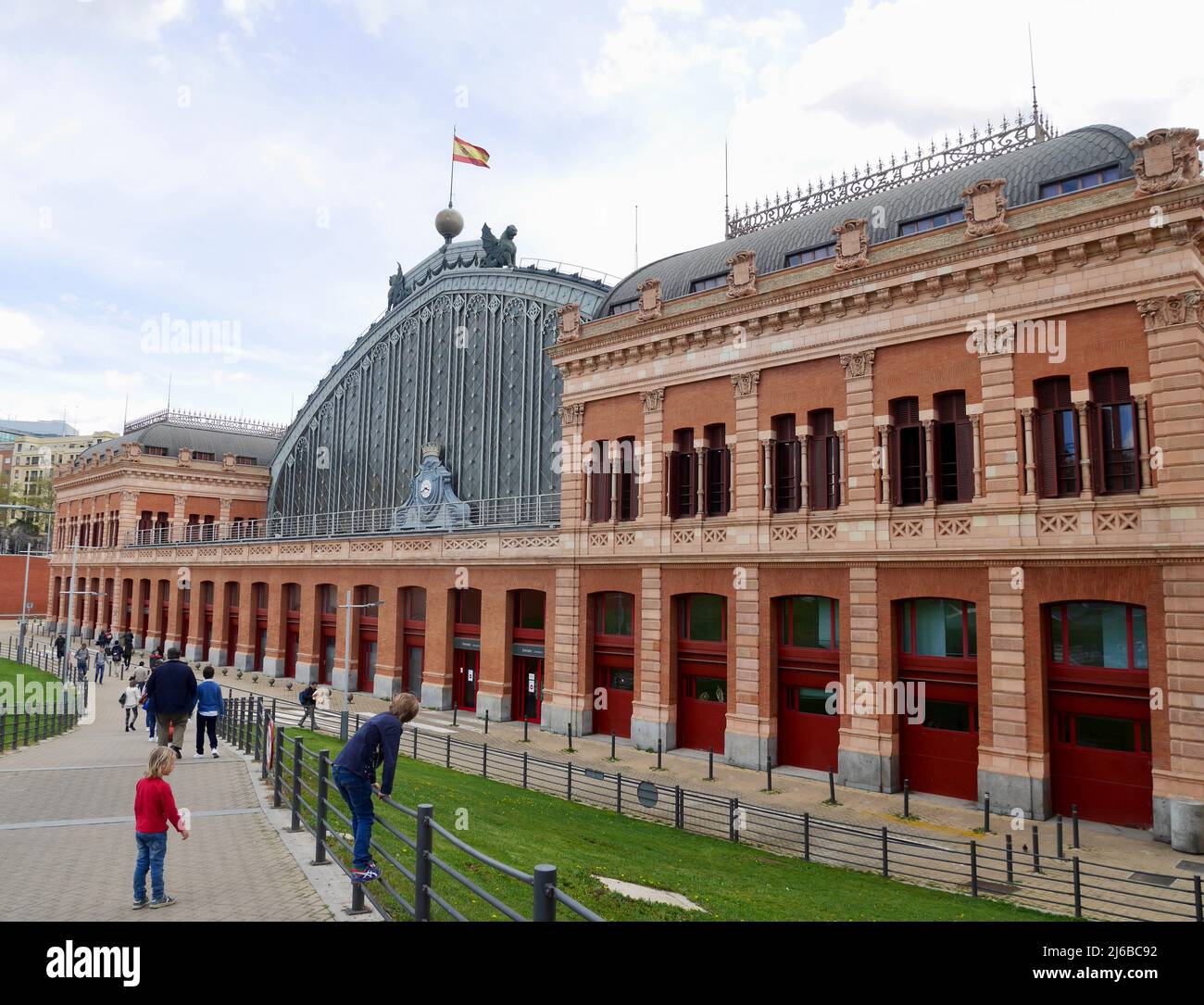Madrid, Spagna, 12.04.2022. Vista esterna della vecchia stazione ferroviaria di Atocha, conosciuta per il suo giardino botanico. Foto di alta qualità Foto Stock