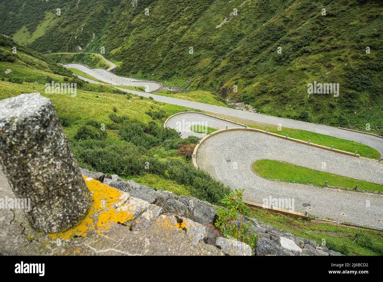 La strada si curva sul lato sud del Passo del San Gottardo, Cantone Ticino, Svizzera Foto Stock