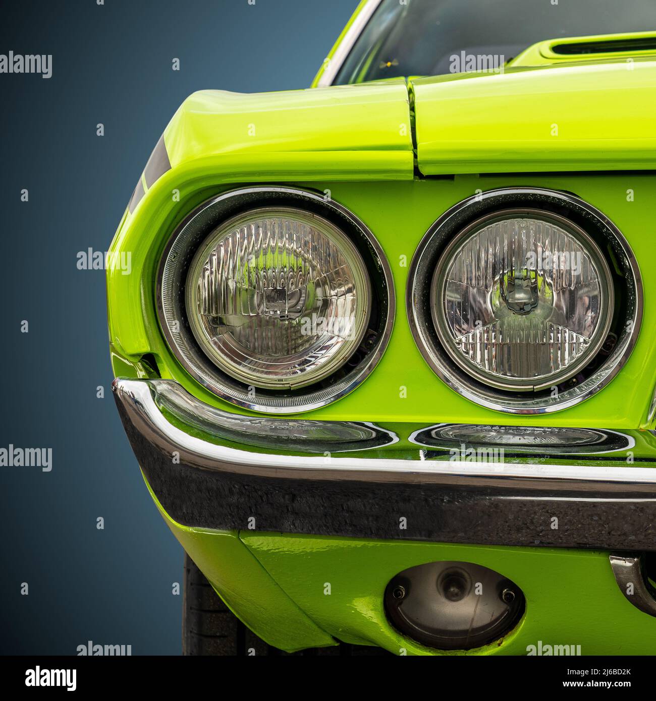 Immagine isolata dei fari di una vettura sportiva americana verde brillante Foto Stock