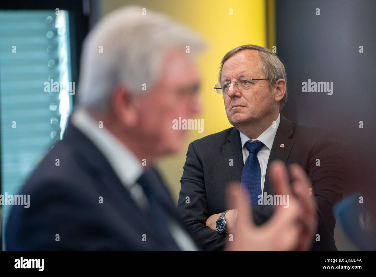 29 aprile 2022, Assia, Darmstadt: Johann-Dietrich Wörner, Coordinatore spaziale dell'Assia, guarda Volker Bouffier (CDU), Ministro Presidente dell'Assia, intervenendo in primo piano dopo una riunione del governo dello Stato dell'Assia presso l'Organizzazione europea per lo sfruttamento dei satelliti meteorologici (EUMETSAT). EUMETSAT è un'organizzazione intergovernativa che gestisce i satelliti meteorologici. Foto: Sebastian Gollnow/dpa Foto Stock