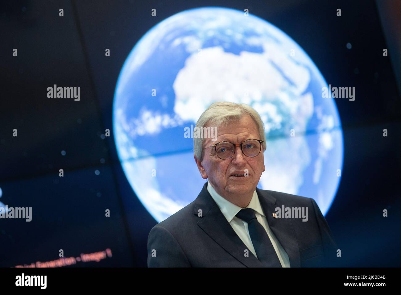 29 aprile 2022, Hessen, Darmstadt: Volker Bouffier (CDU), Ministro Presidente dell'Assia, parla all'Organizzazione europea per lo sfruttamento dei satelliti meteorologici (EUMETSAT) dopo una riunione di gabinetto del governo di stato dell'Assia. EUMETSAT è un'organizzazione intergovernativa che gestisce i satelliti meteorologici. Foto: Sebastian Gollnow/dpa Foto Stock