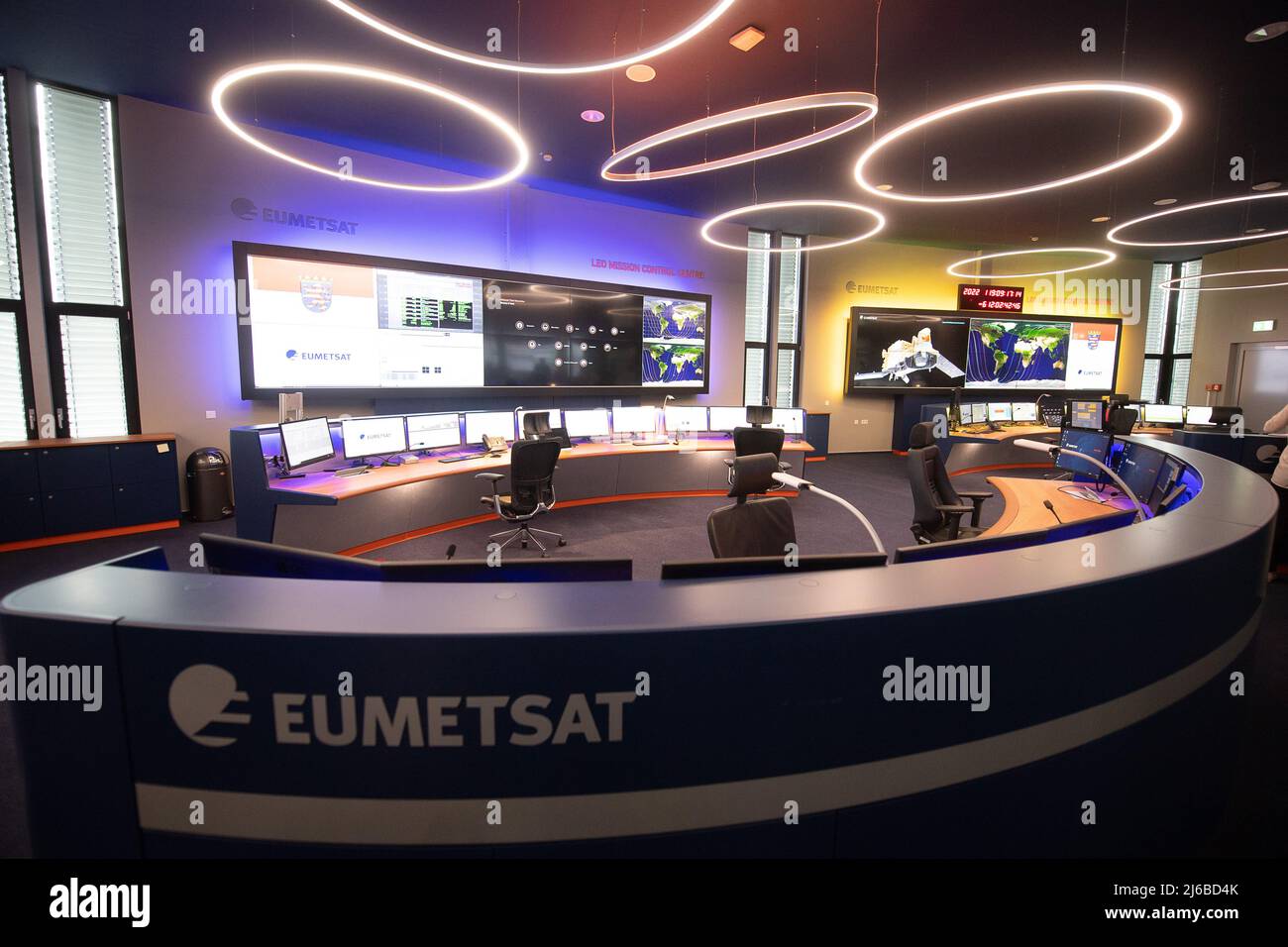 29 aprile 2022, Hessen, Darmstadt: I dipendenti dell'Organizzazione europea per lo sfruttamento dei satelliti meteorologici (EUMETSAT) lavorano nel Centro di controllo della Missione orbita terrestre bassa (LEO) - la sala di controllo dei satelliti in orbita terrestre bassa. EUMETSAT è un'organizzazione intergovernativa che gestisce i satelliti meteorologici. Foto: Sebastian Gollnow/dpa Foto Stock