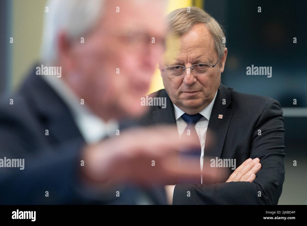 29 aprile 2022, Assia, Darmstadt: Johann-Dietrich Wörner, Coordinatore spaziale dell'Assia, guarda Volker Bouffier (CDU), Ministro Presidente dell'Assia, intervenendo in primo piano dopo una riunione del governo dello Stato dell'Assia presso l'Organizzazione europea per lo sfruttamento dei satelliti meteorologici (EUMETSAT). EUMETSAT è un'organizzazione intergovernativa che gestisce i satelliti meteorologici. Foto: Sebastian Gollnow/dpa Foto Stock